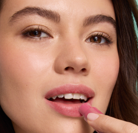 balsamo colorato nutriente_nude rose_modella