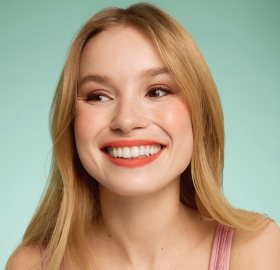 37113-cheeks-and-lips-45-rouge-corail-model-yves-rocher