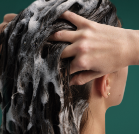 anti-caduta-shampoo-stimolante-applicazione-yves-rocher