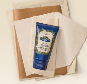47206–scrub-corpo-bosco-di-mirtilli-natale-2026-scatto-yves-rocher