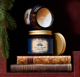 61657-candela-profumata-bosco-di-mirtilli-natale-2026-scatto-yves-rocher