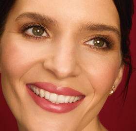 62878-mascara-intense-metamorphose-01noir-makeup-modella-natale-2026-yves-rocher