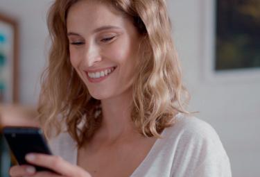 Ragazza lavorando su un smartphone