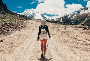 Ragazza che fa Trekking