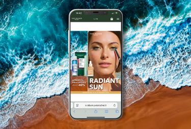 flyer-radiant-sun ragazza che si trucca