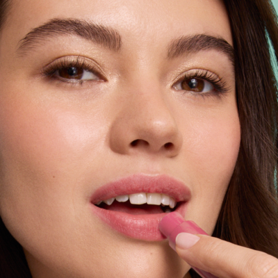 balsamo colorato nutriente_nude rose_modella