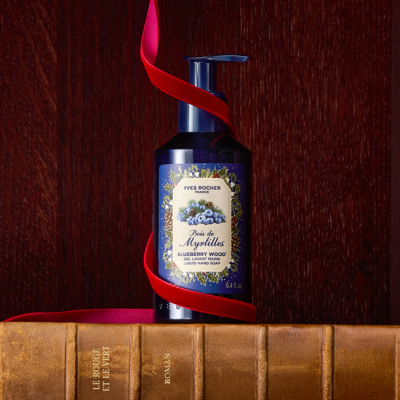 44436-gel-detergente-mani-bosco-di-mirtilli-natale-2026-scatto-yves-rocher