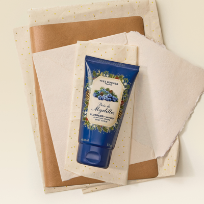 47206–scrub-corpo-bosco-di-mirtilli-natale-2026-scatto-yves-rocher